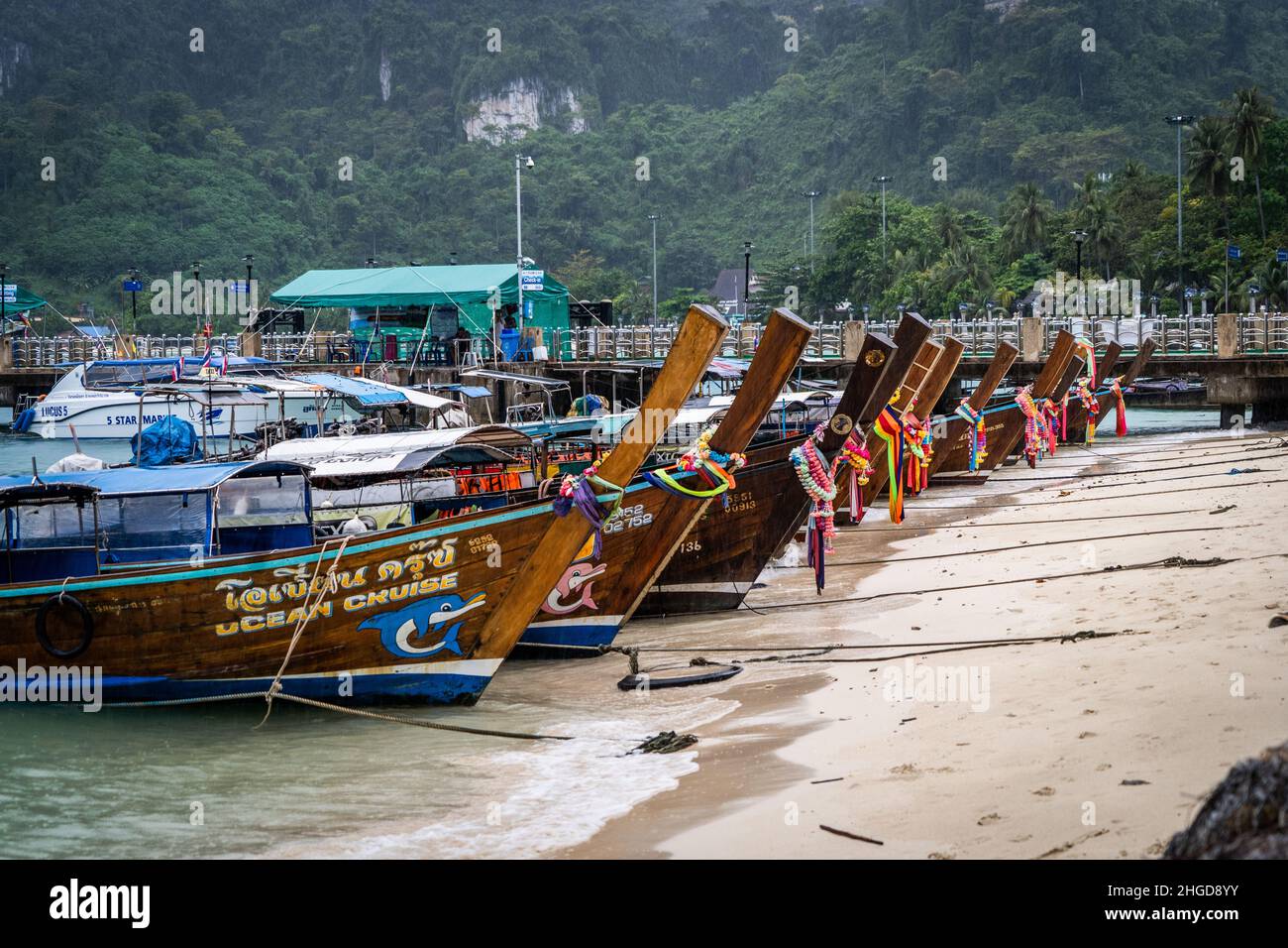 Le barche a coda lunga sono parcheggiate lungo Tonsai Beach, un'area precedentemente occupata dai turisti nell'isola di Koh Phi Phi.il Centro per la gestione della situazione COVID-19 (CCSA) ha annunciato la ripresa del “Test & Go” della Thailandia e un'espansione dei suoi programmi di viaggio Sandbox il 1 febbraio 2022. Inizialmente pilotato come Phuket Sandbox, lo schema Sandbox consente ai viaggiatori non vaccinati di entrare in Thailandia con quarantena obbligatoria di 7 giorni nelle province di Krabi, Phang-Na, Phuket o Surat Thani. “Test & Go” consente di entrare nel paese quasi senza quarantena nel quadro del programma Thailand Pass, con test PCR rapidi obbligatori Foto Stock