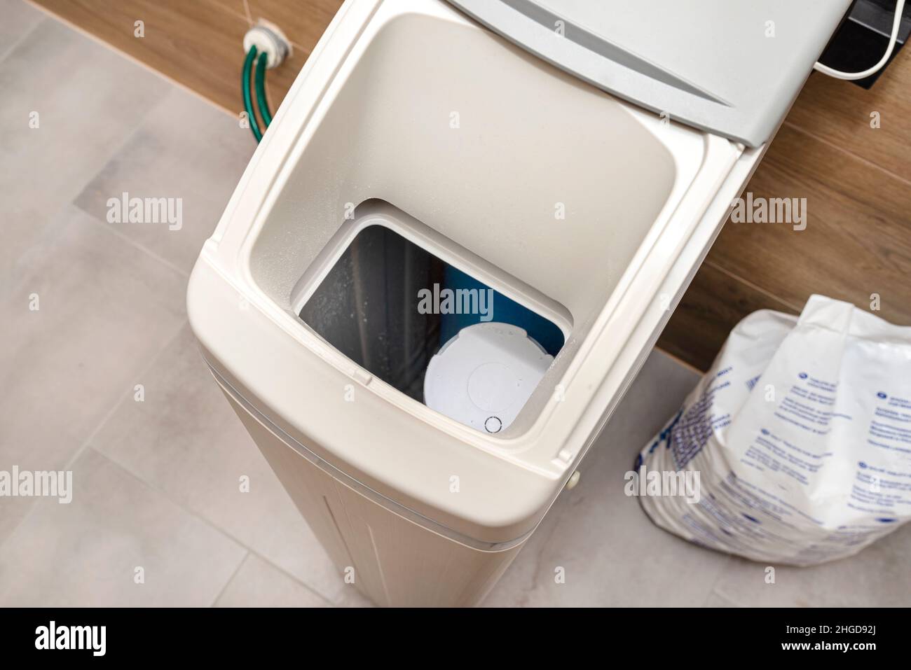 Addolcitore d'acqua fatto in casa, posto nel locale caldaia con il  coperchio aperto Foto stock - Alamy