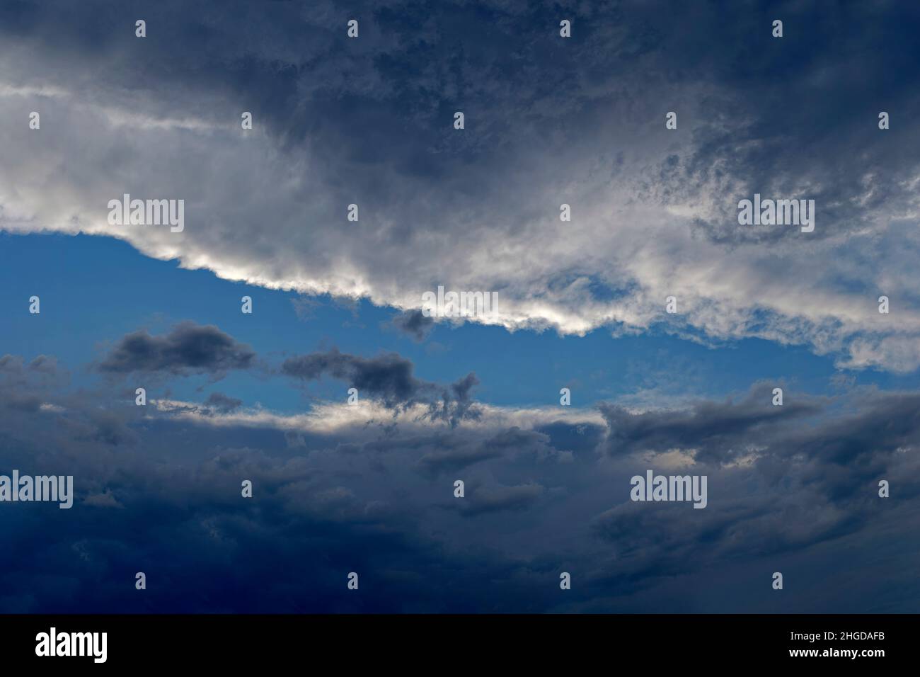 Cielo aperto - panorama dello spazio. Ingresso simbolico al cielo tra le nuvole. Foto Stock