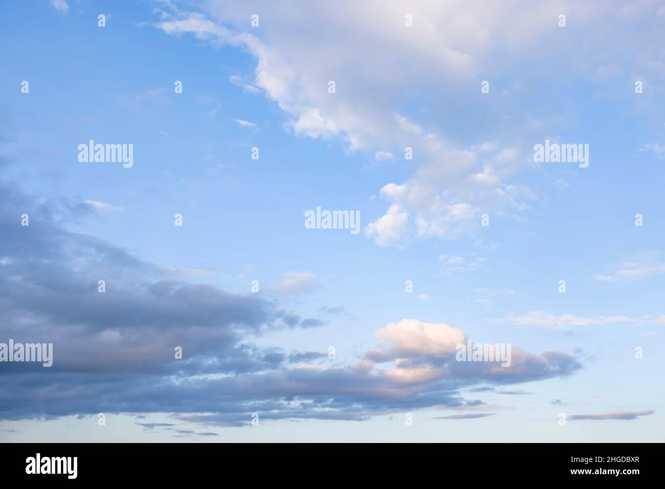 Cielo blu con nuvole di pioggia nel tardo pomeriggio. Ideale per uno sfondo o un modello Foto Stock