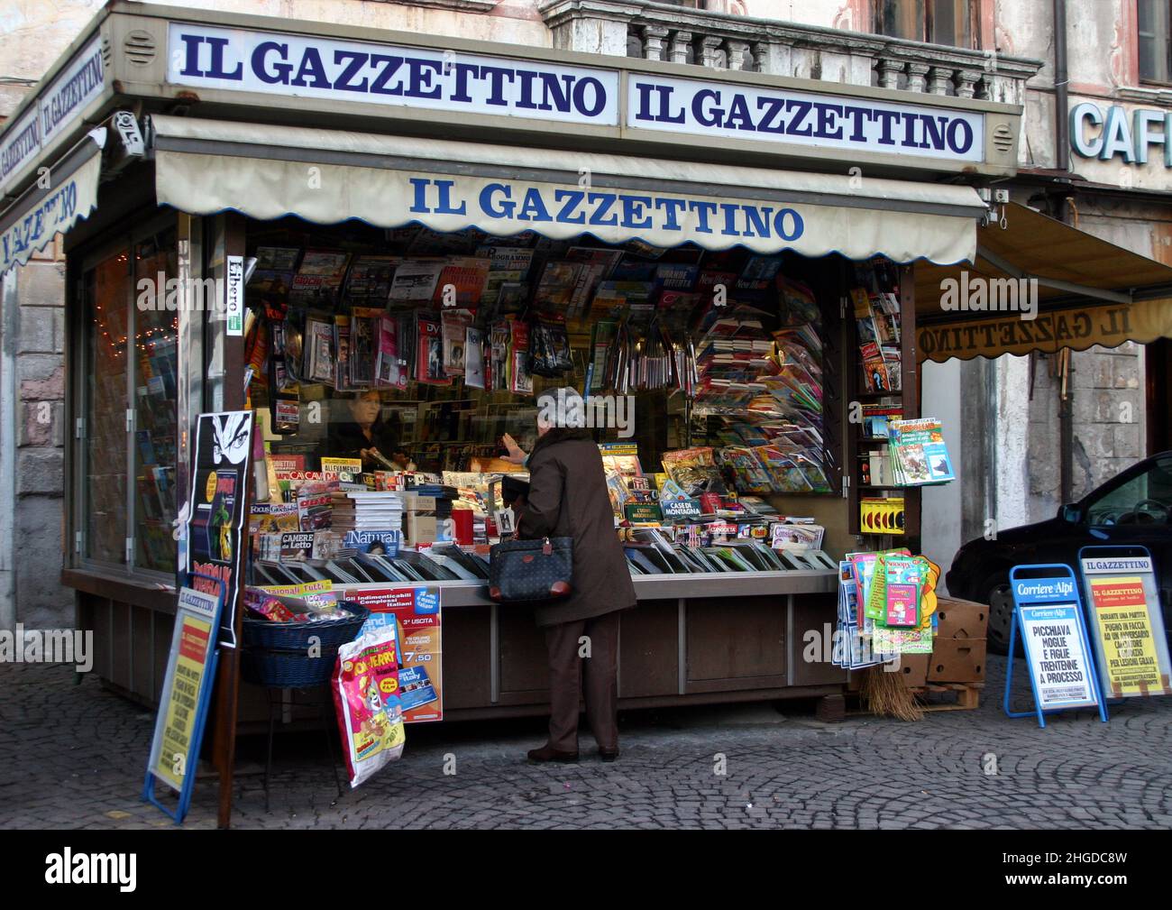 Un negozio di edicola sul marciapiede, a Vicenza, Italia. Foto Stock