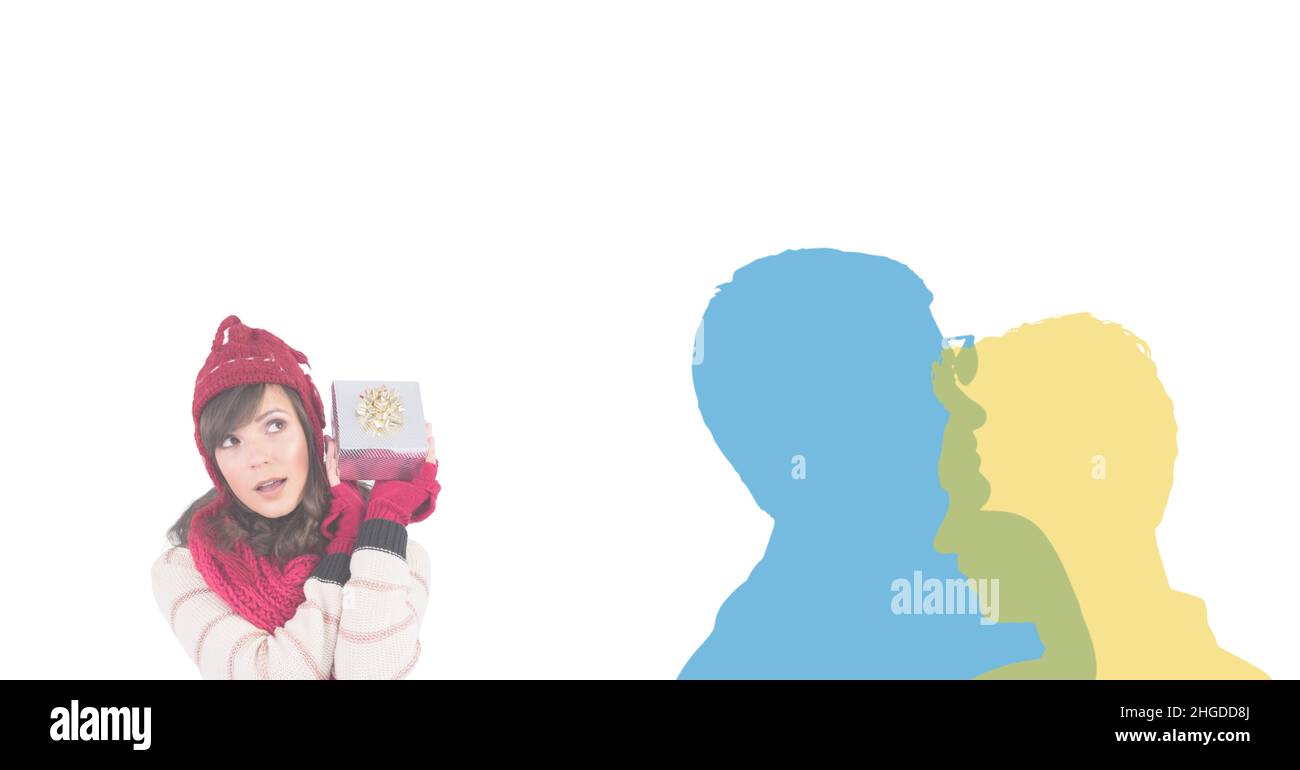 Donna caucasica con una scatola regalo e silhouette di uomini con spazio copia su sfondo bianco Foto Stock
