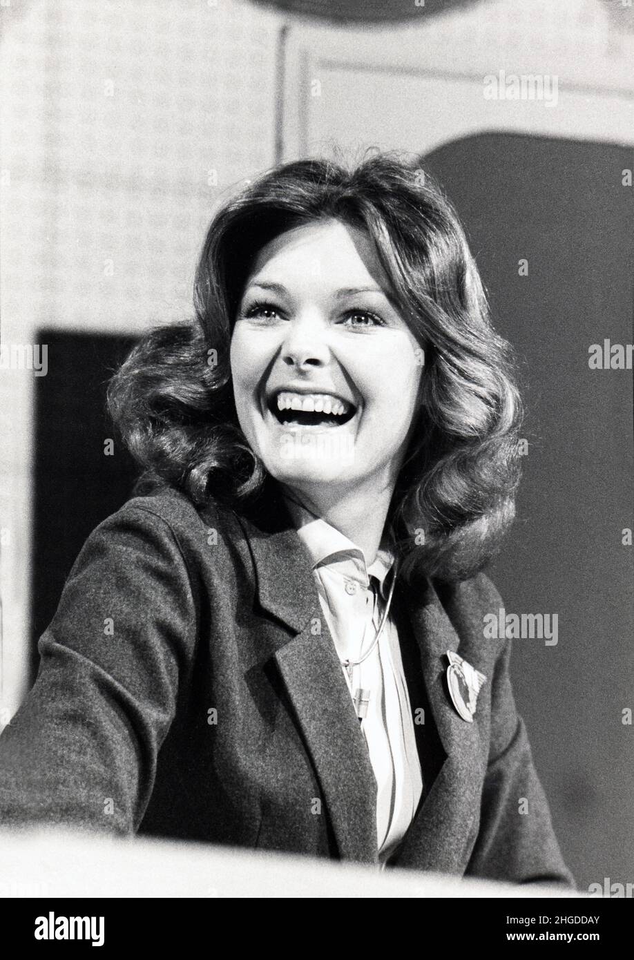 Una foto del 1978 di Jane Curtin che fa le riprese di un segmento di aggiornamento di fine settimana del sabato notte in tensione. Presso gli studi NBC a Midtown, Manhattan. Foto Stock Una foto del 1978 di Jane Curtin che fa le riprese di un segmento di aggiornamento di fine settimana del sabato notte in tensione. Presso gli studi NBC a Midtown, Manhattan. Foto Stock