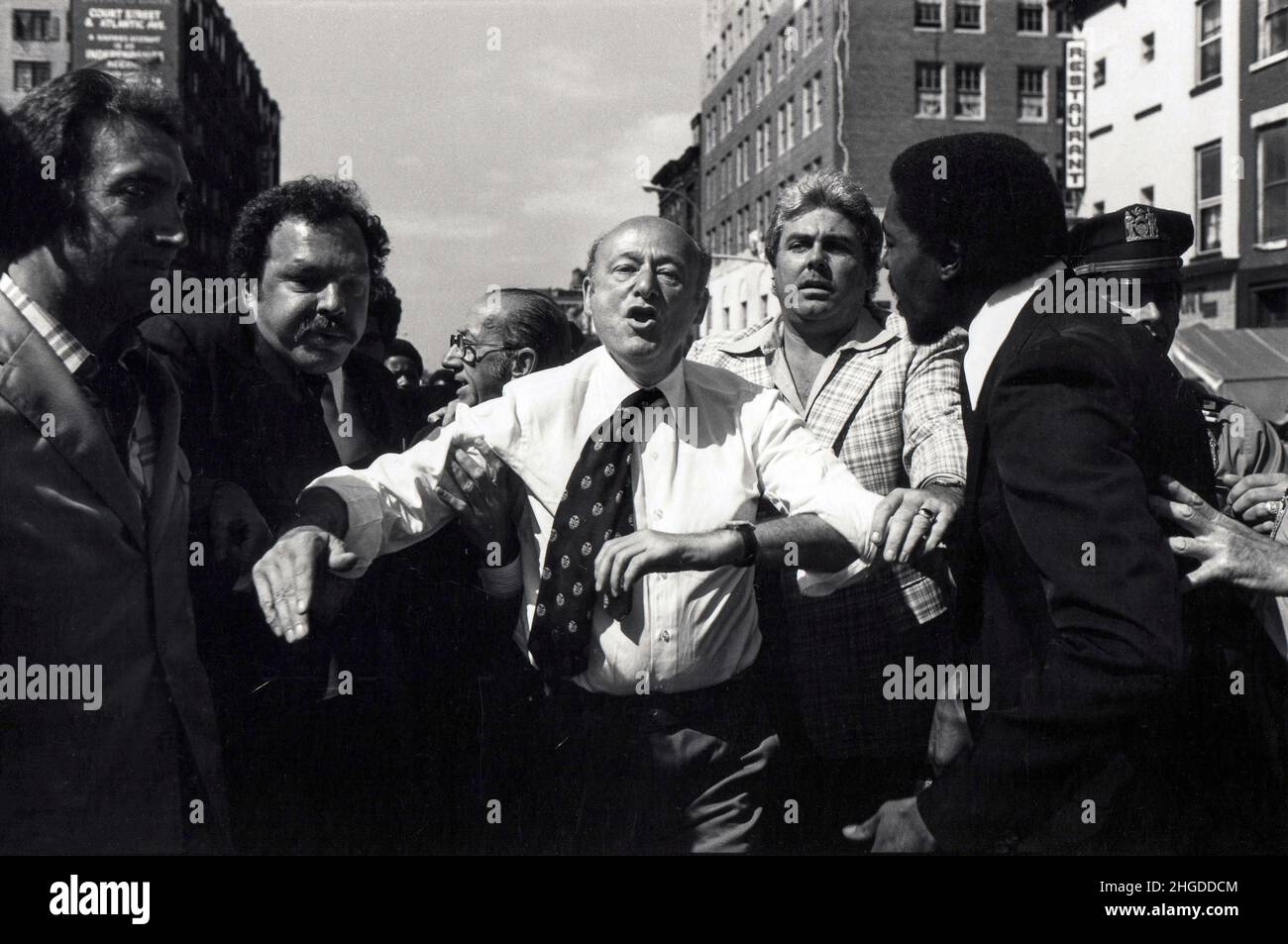 Il sindaco di New York ed Koch lavora attraverso una folla e sembra agitato. Alla fiera annuale Atlantic Antic Street di Brooklyn, circa il 1980. Foto Stock