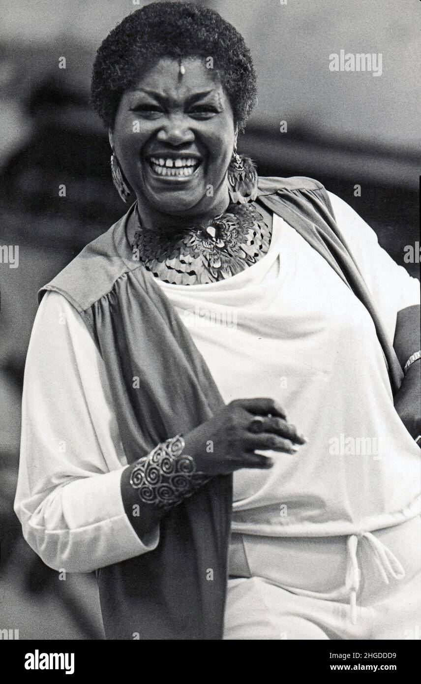 Cantante, chitarrista attivista e 'voce del movimento per i diritti civili' Odetta Holmes sul palco in concerto a Central Park a metà 1970s. Foto Stock
