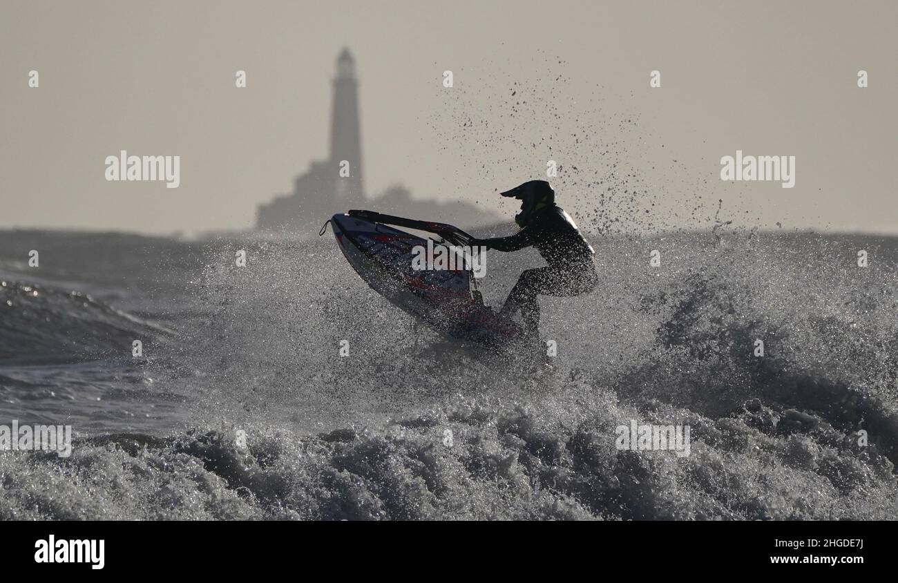 Un jet skier salta le onde al largo della costa di Blyth nel Northumberland. Data foto: Giovedì 20 gennaio 2022. Foto Stock