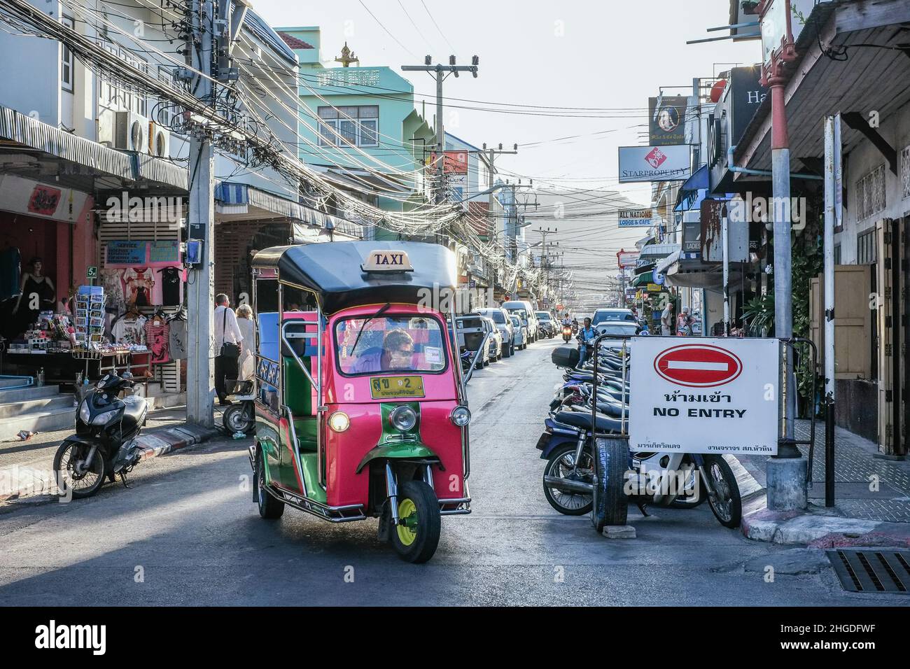 Tuk tuk su Dechanuchit Alley a Hua Hin. Hua Hin è una delle destinazioni di viaggio più popolari in Thailandia. Foto Stock