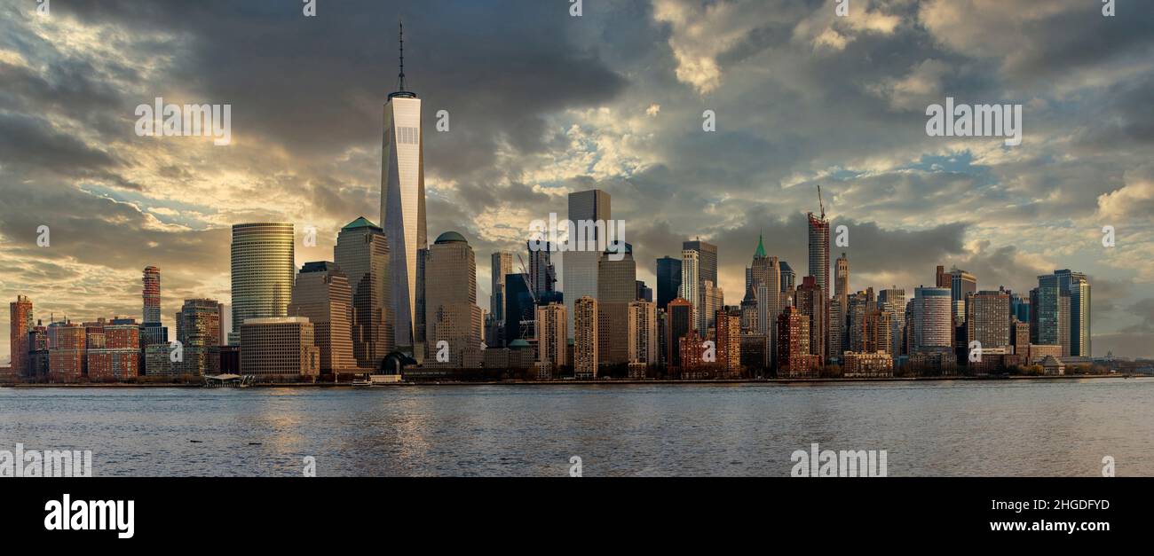 Vista panoramica del tramonto sullo skyline di Lower Manhattan, New York, USA Foto Stock