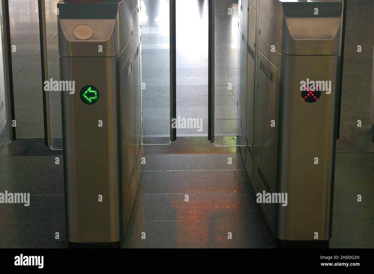 Accesso e uscita per i binari del treno o della metropolitana. Foto Stock