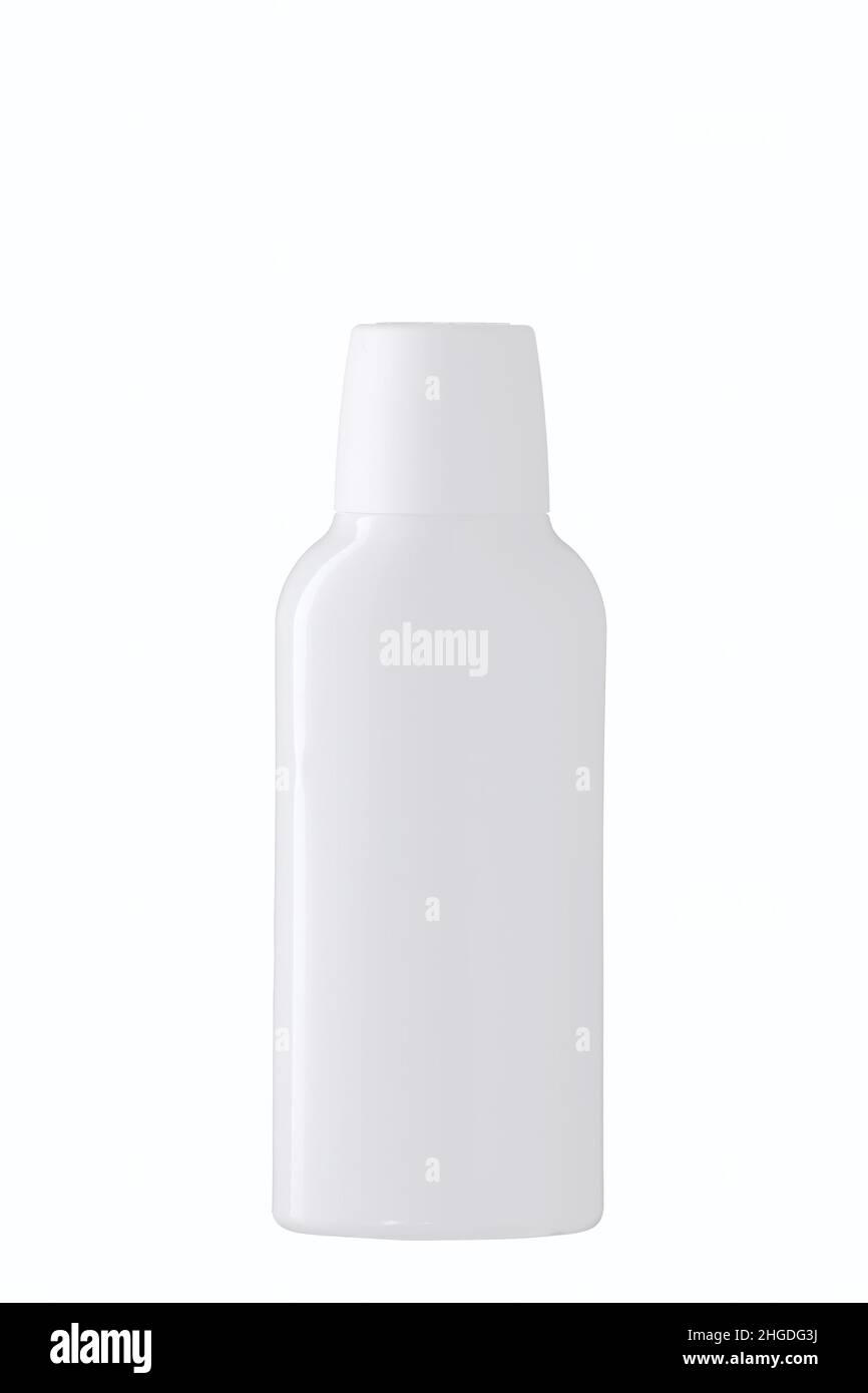 Flacone bianco in plastica vuoto per prodotto cosmetico isolato su sfondo bianco. Mockup per marcare a caldo. Scatto in studio. Preparazione per il progettista. Oggetto per collage con spazio vuoto per etichetta o etichetta. Vista frontale Foto Stock
