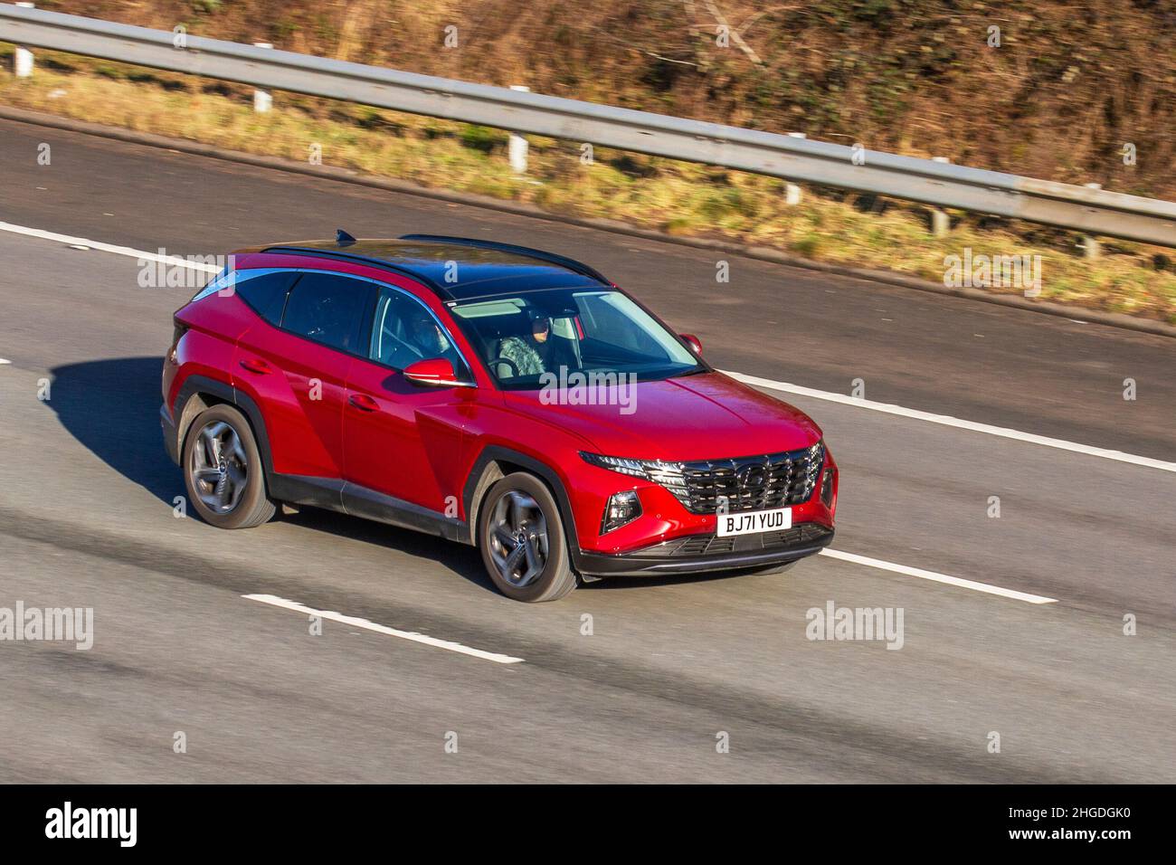 2021 rosso Hyundai Tucson Ultimate T-GDI N Line manuale a 1598cc 6 marce. Traffico veicolare, veicoli in movimento, automobili, veicoli che guidano su strade del Regno Unito, motori, automobilismo sulla rete stradale britannica dell'autostrada M61. Foto Stock