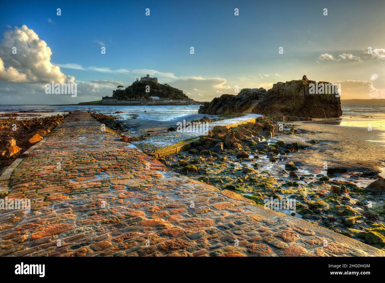 Monte di San Michele, accessibile dalla città di Maraione della Cornovaglia da una strada rialzata fatta dall'uomo di graniti che sono percorribili a bassa marea. Il castello su St Foto Stock