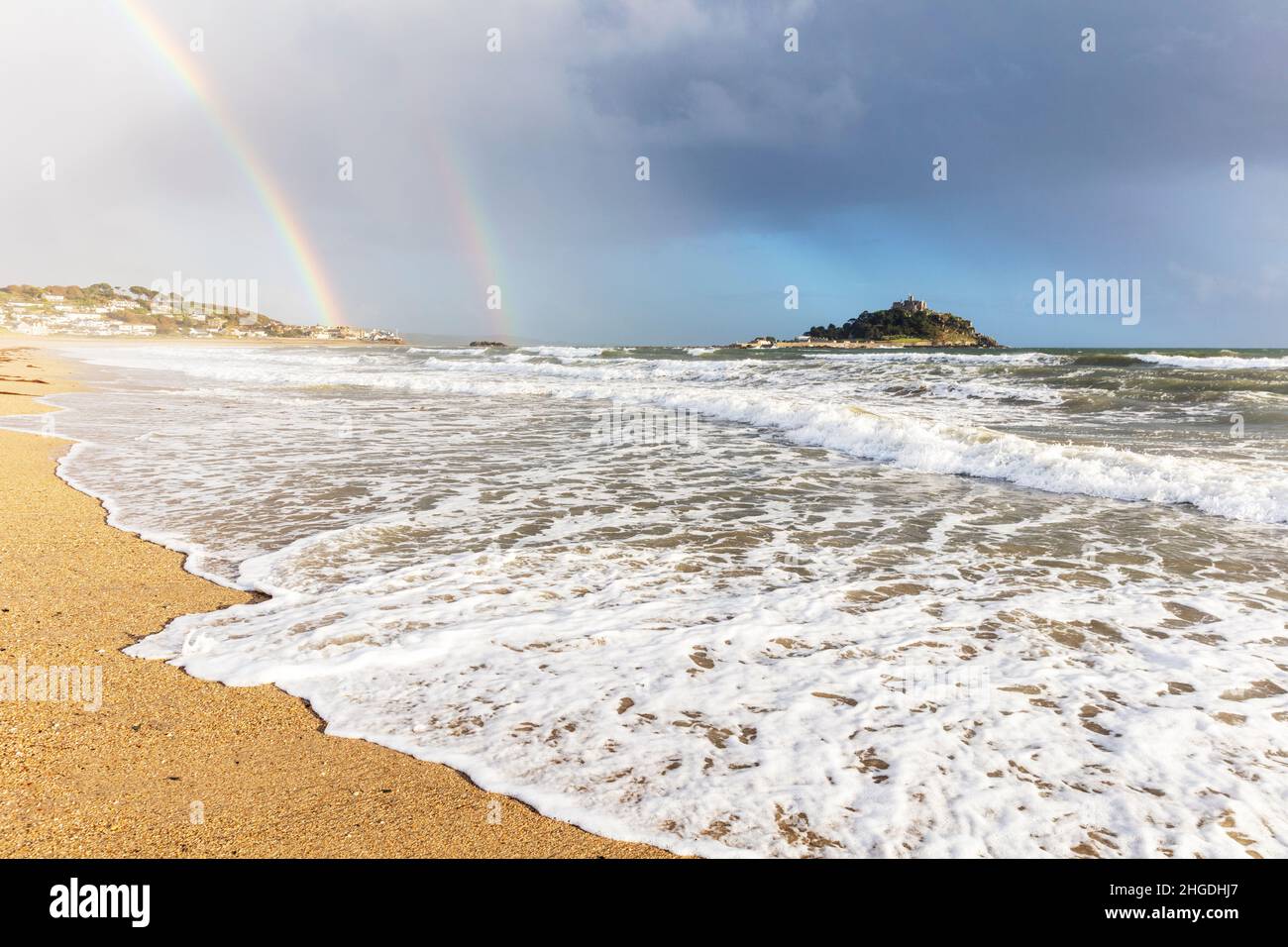 St Michael's Mount, Cornovaglia, Regno Unito, Inghilterra, doppio arcobaleno, Marea in arrivo, Cornish,costa,costa,oceano,mare,mare,spiaggia,sabbia,sabbiosa,arcobaleno, Foto Stock