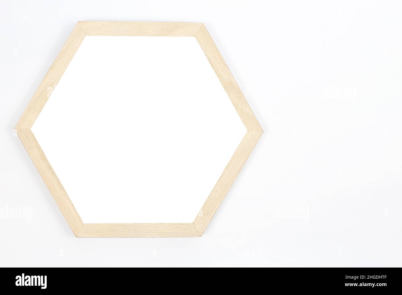 La cornice vuota in uno stile femminile minimalista è supportata da un morbido sfondo di lino grigio, perfetto per scrivere saluti. Vista frontale piatta Foto Stock