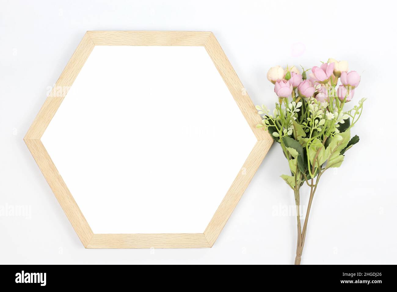 La cornice vuota in uno stile femminile minimalista è supportata da un morbido sfondo di lino grigio, perfetto per scrivere saluti. Vista frontale piatta Foto Stock