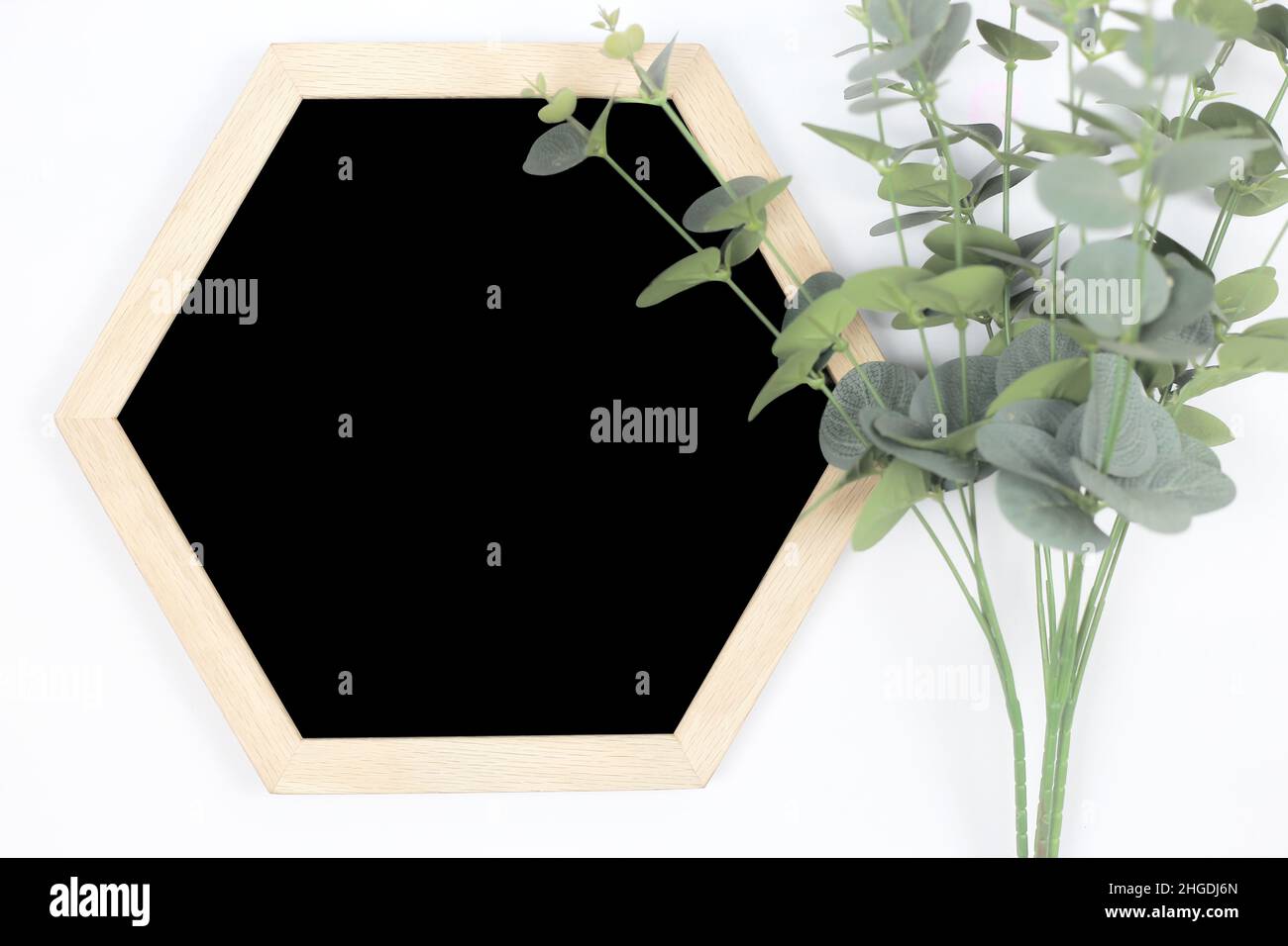 La cornice vuota in uno stile femminile minimalista è supportata da un morbido sfondo di lino grigio, perfetto per scrivere saluti. Vista frontale piatta Foto Stock
