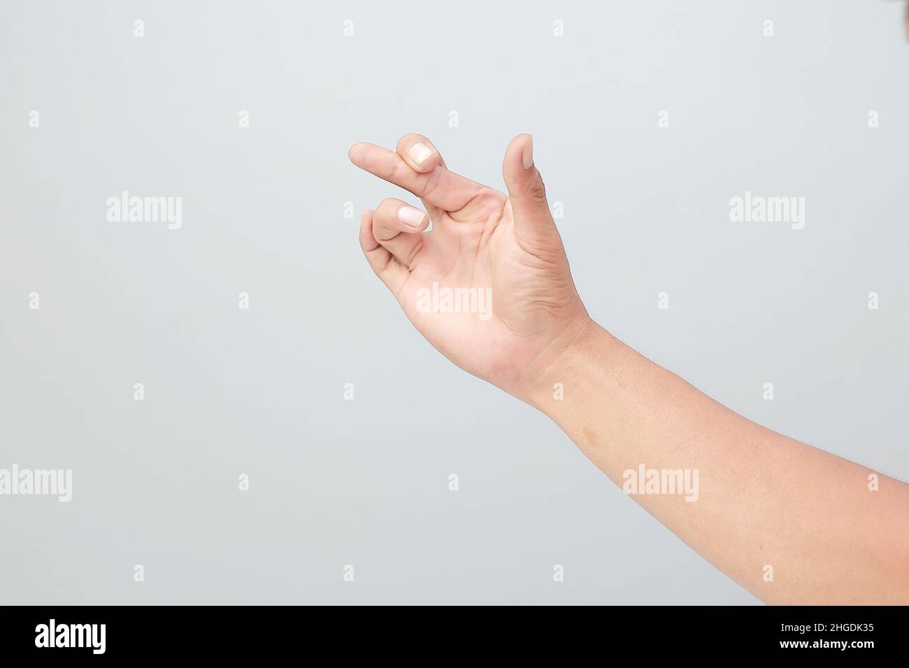 Mano maschile gesturante a qualcosa isolato su sfondo bianco. Primo piano Foto Stock