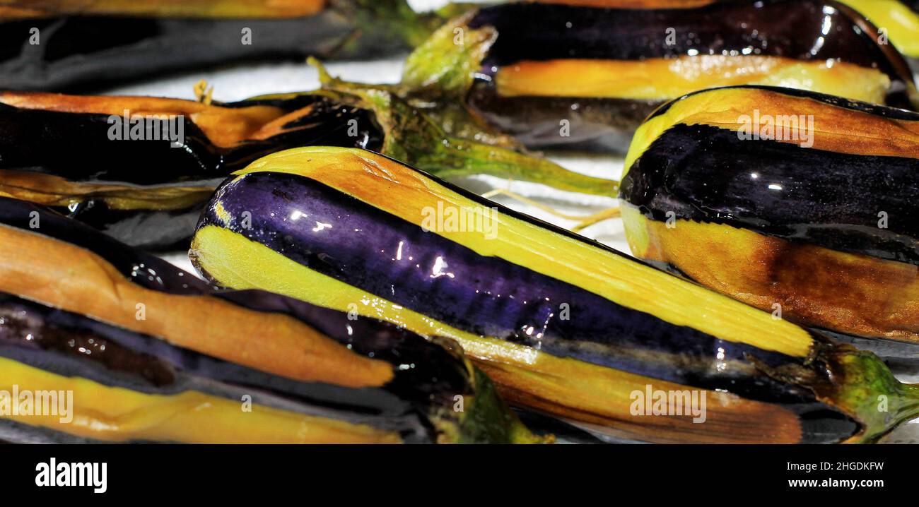 Il Karniyarik (Karnıyarık) è un classico piatto turco popolare. Karniyarik è una melanzana farcita con carne tritata con cipolle fritte, aglio, pomodori, piselli Foto Stock