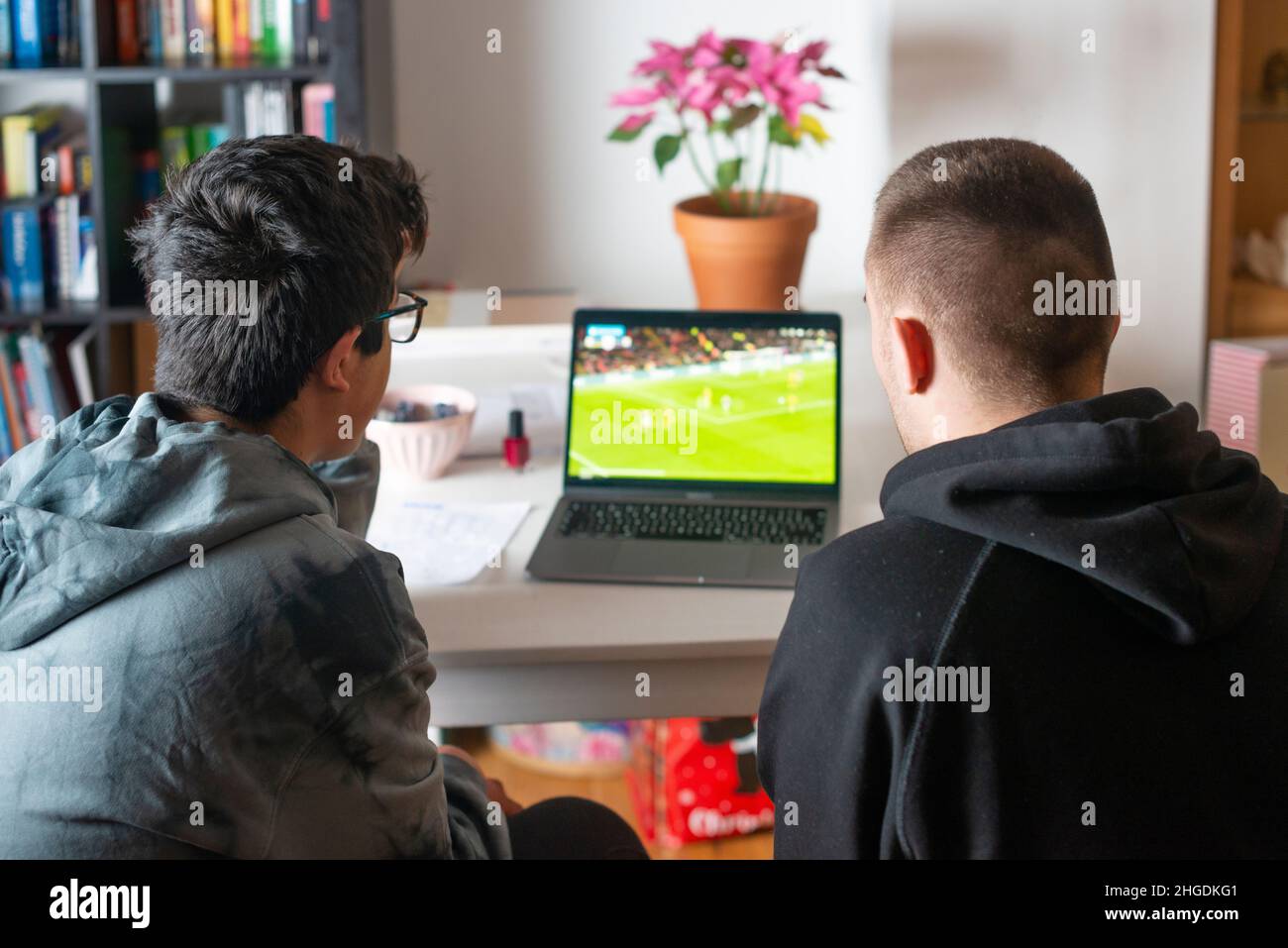 Gli studenti guardano al computer portatile in modo selettivo Foto Stock
