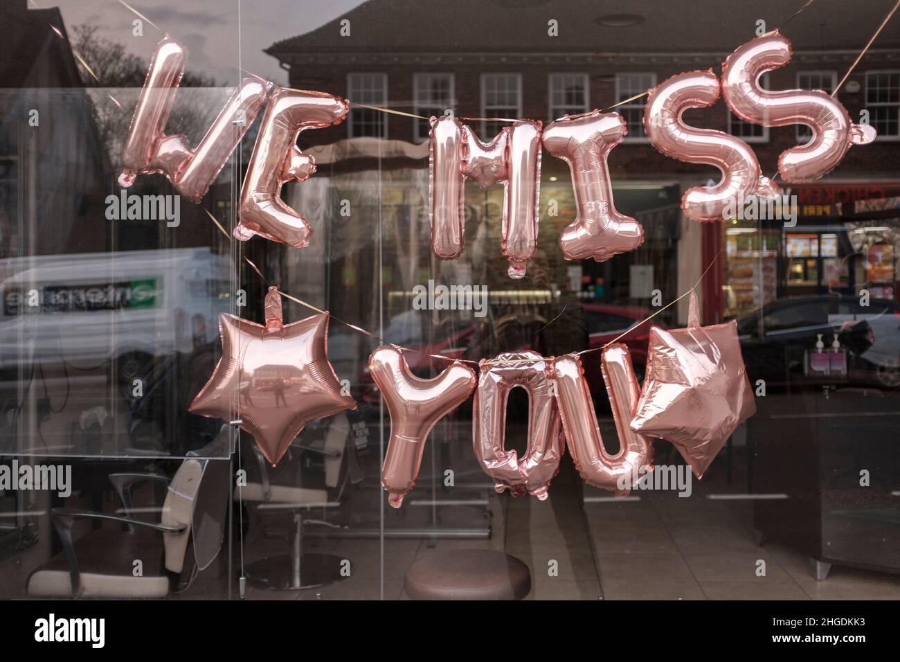 Il cartello Blow up recita 'we miss you' sul display del negozio durante il blocco Covid-19, Londra, Inghilterra Foto Stock