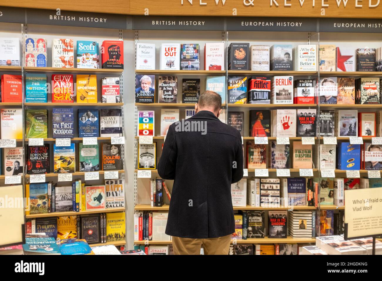 Man browsing Watersone bookdtore, Londra, UK Foto Stock
