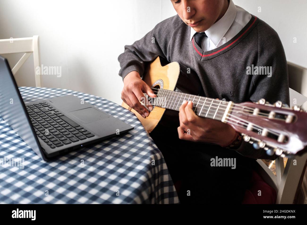 Teenage pupoil con lezione di chitarra online, Foto Stock