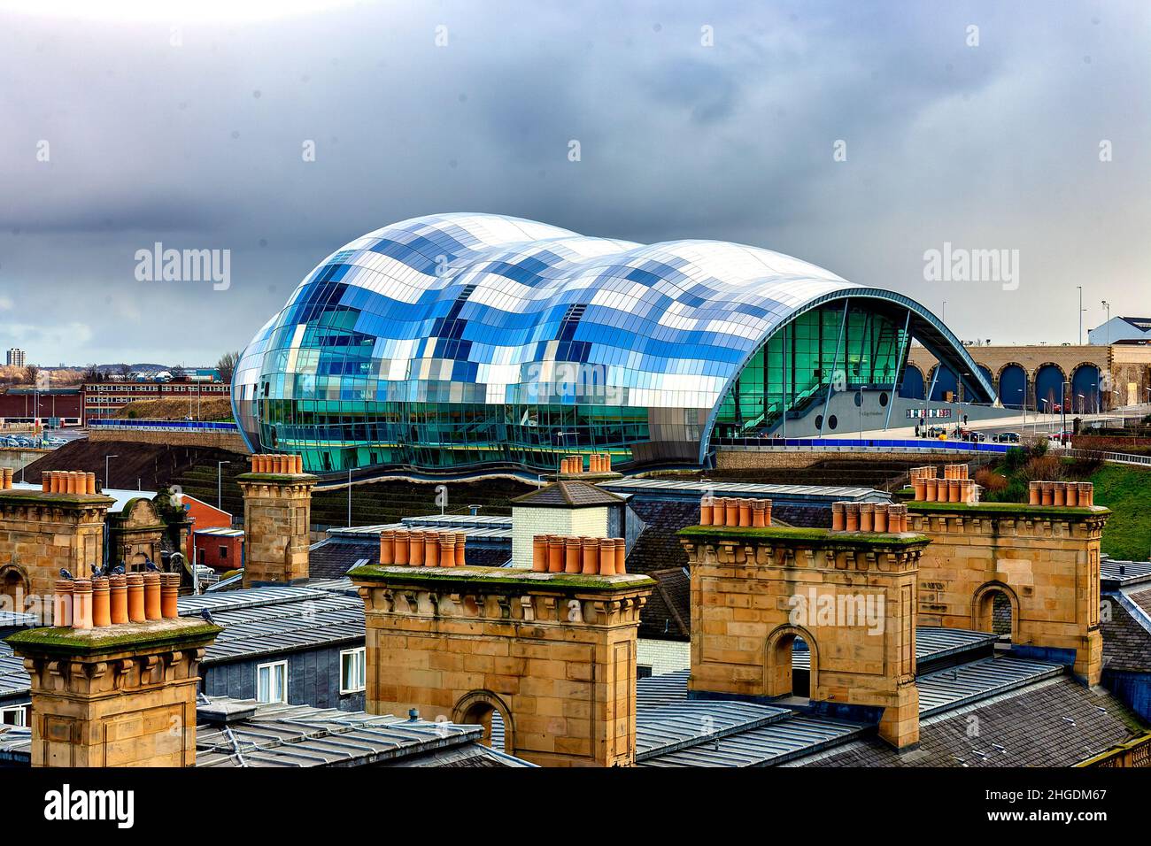 Camini e tetti dell'epoca vittoriana a Newcastle upon Tyne con il Sage Performing Arts Center sullo sfondo. Foto Stock
