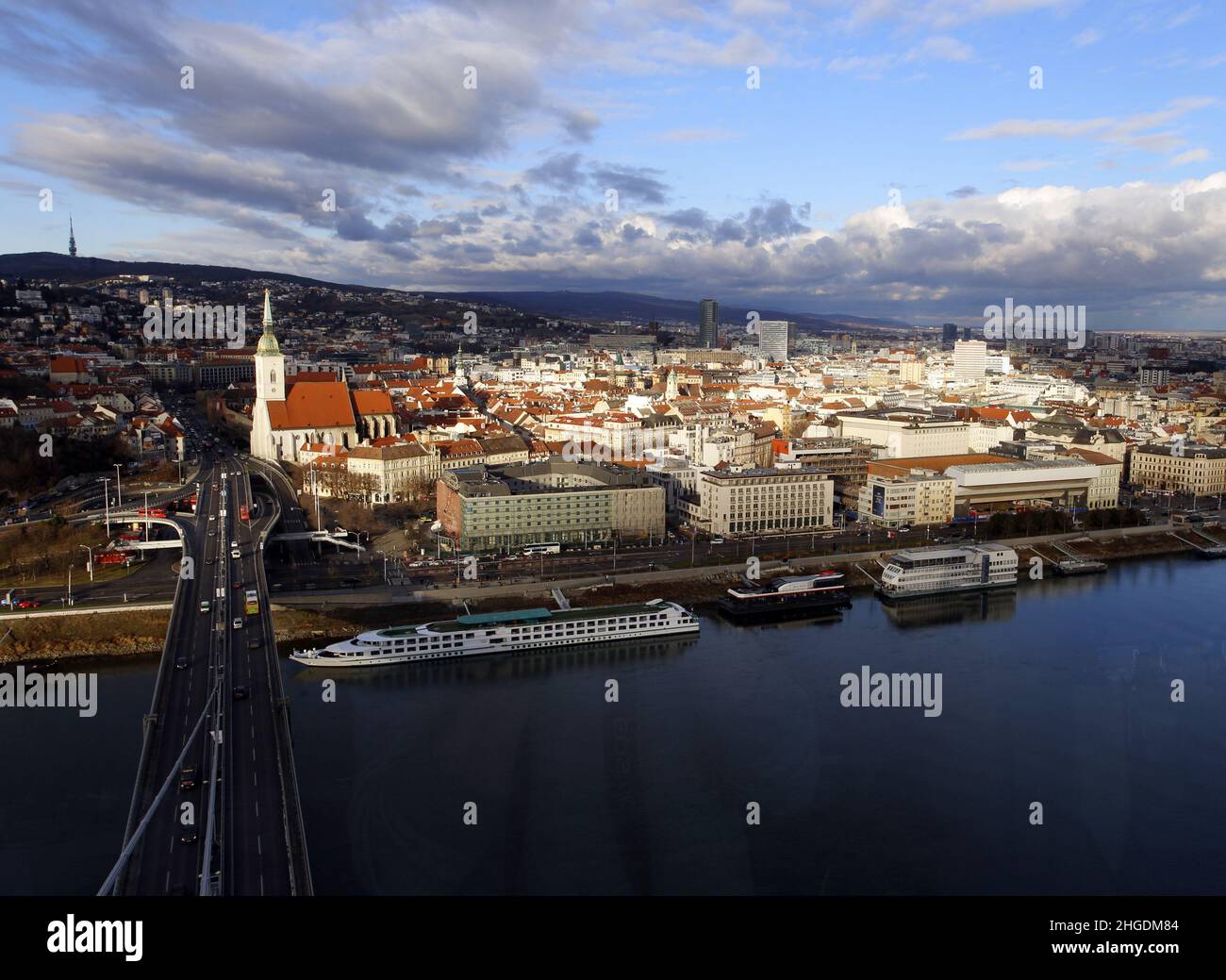Vista aerea dal ristorante sul ponte UFO della città vecchia, Bratislava, Slovacchia Foto Stock