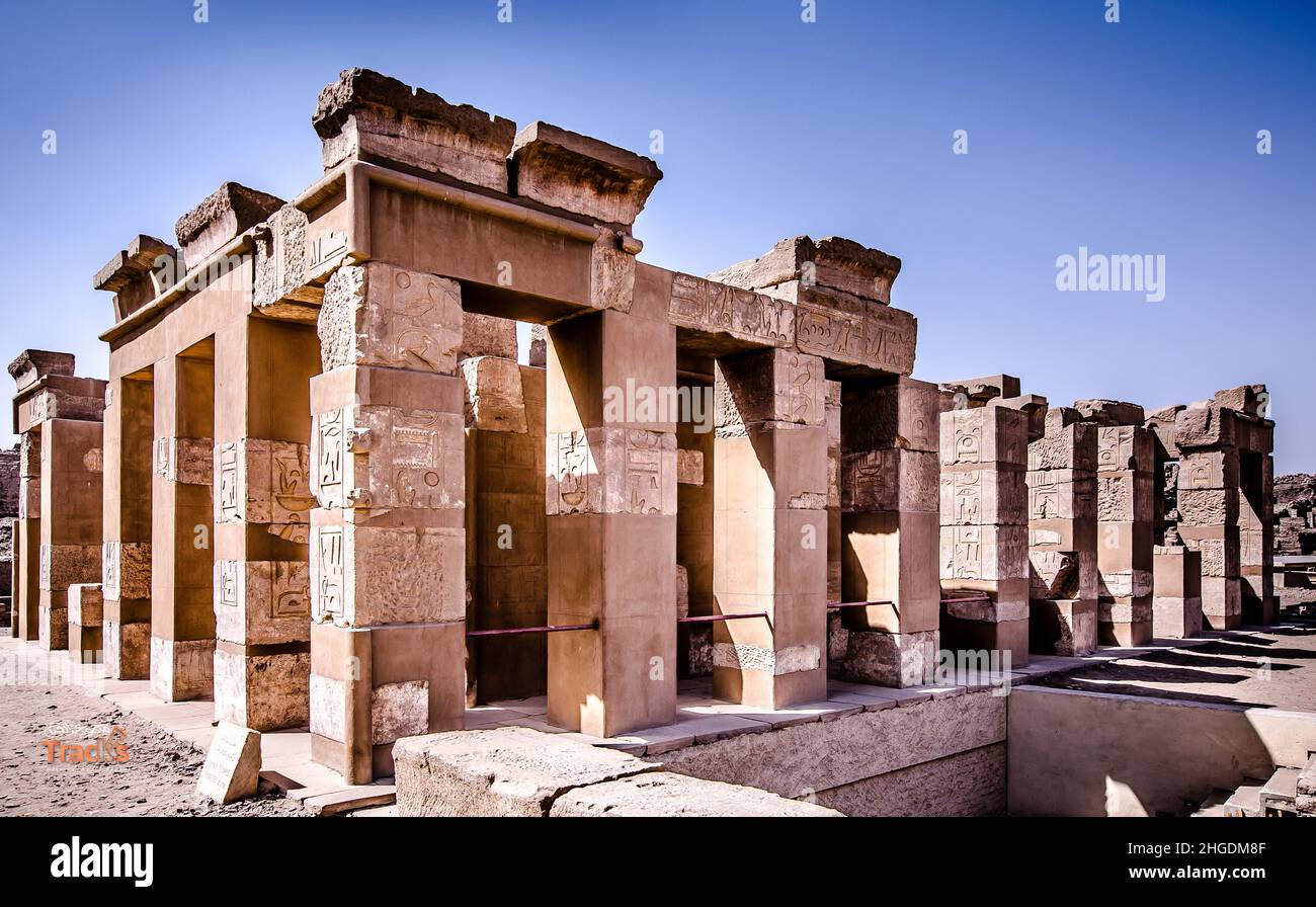 Un tempio di roccia degli antichi Egiziani ad Assuan Foto Stock