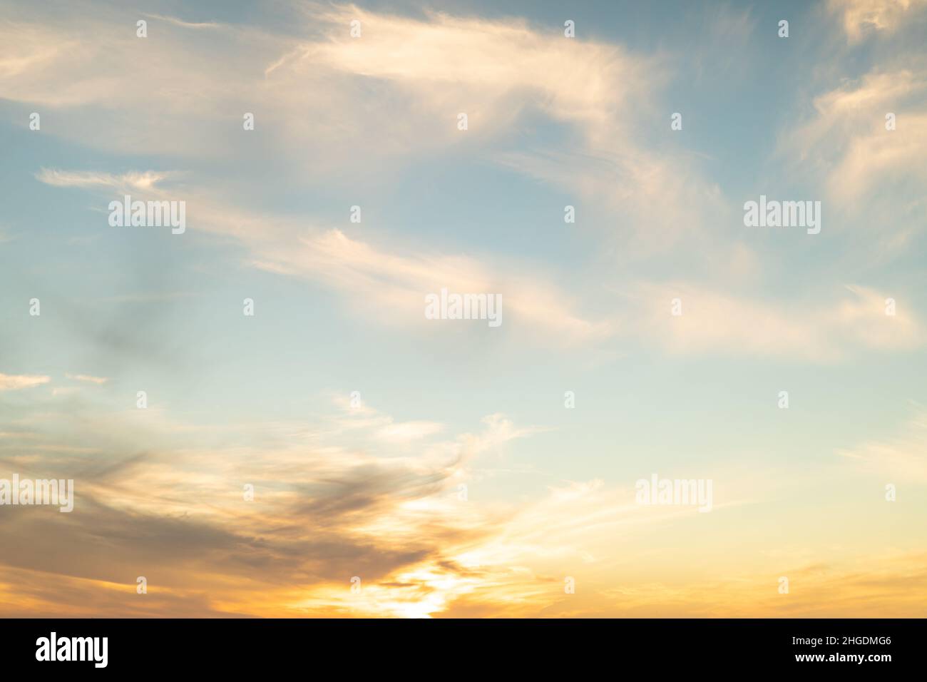 Vista ad angolo basso di belle nuvole modello in cielo al tramonto Foto Stock