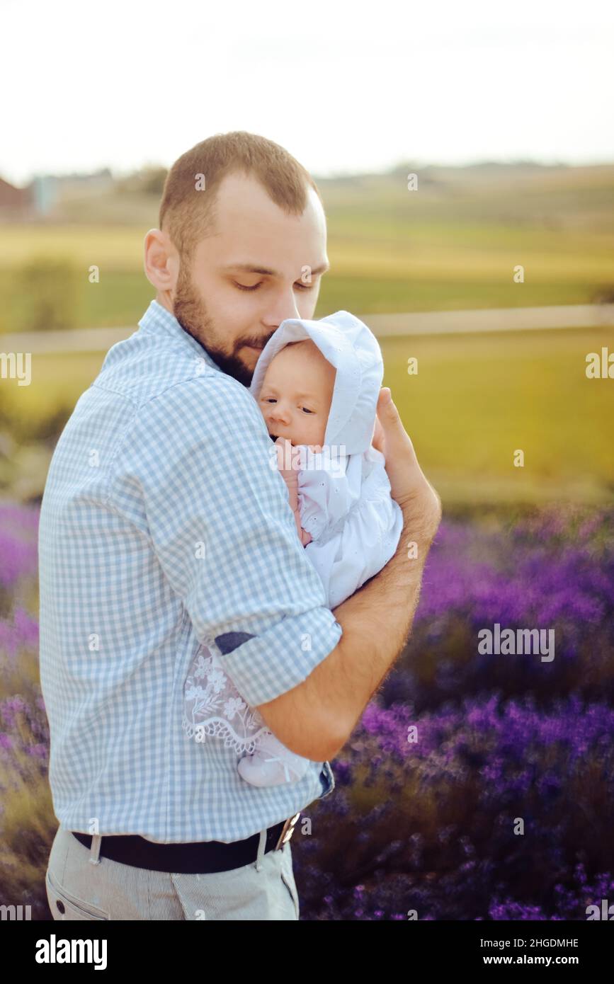 Uomo con un bambino in braccio immagini e fotografie stock ad alta  risoluzione - Alamy