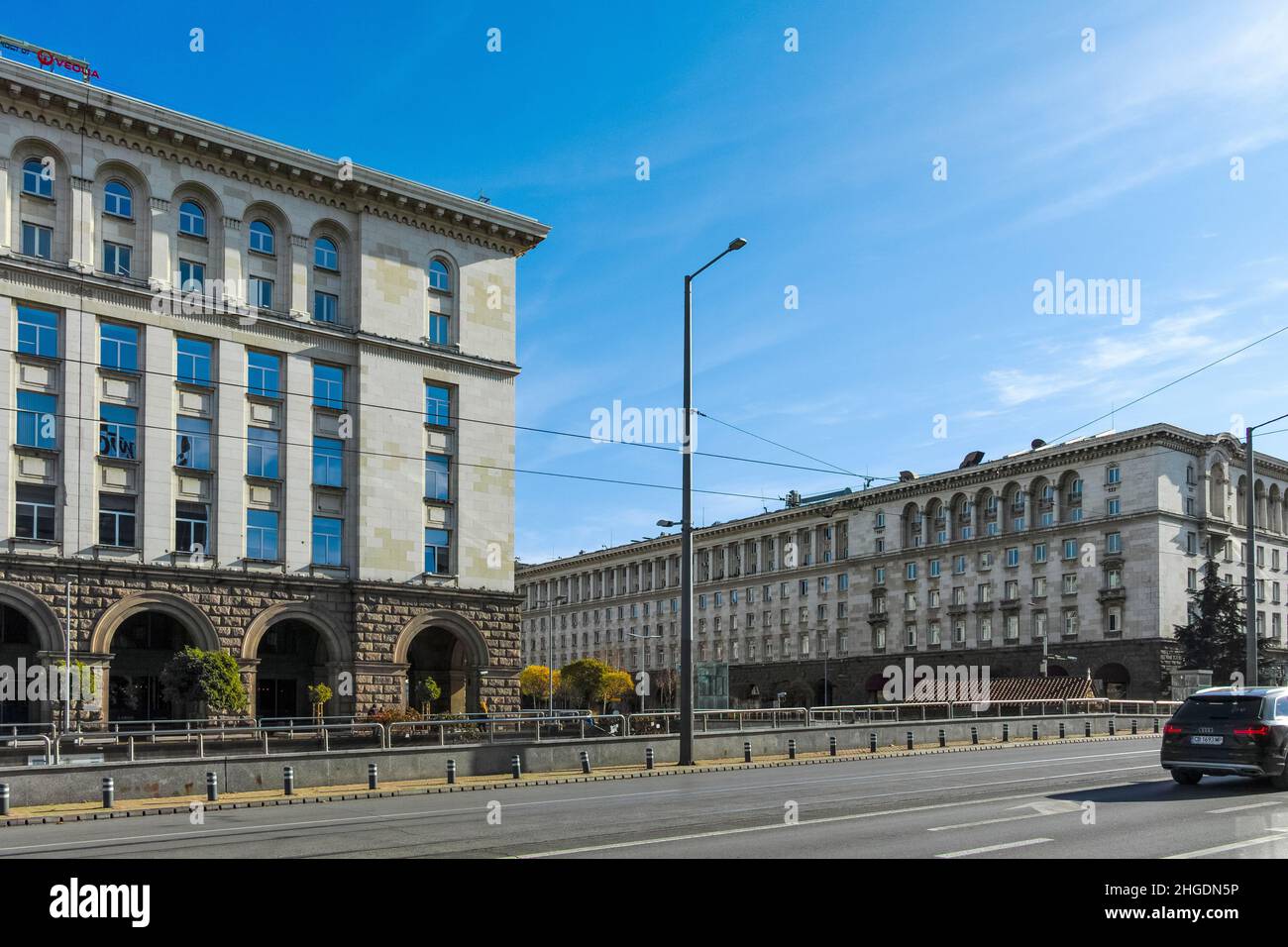 SOFIA, BULGARIA - 11 NOVEMBRE 2021: Panorama di Piazza Nezavisimost (Indipendenza) nella città di Sofia, Bulgaria Foto Stock