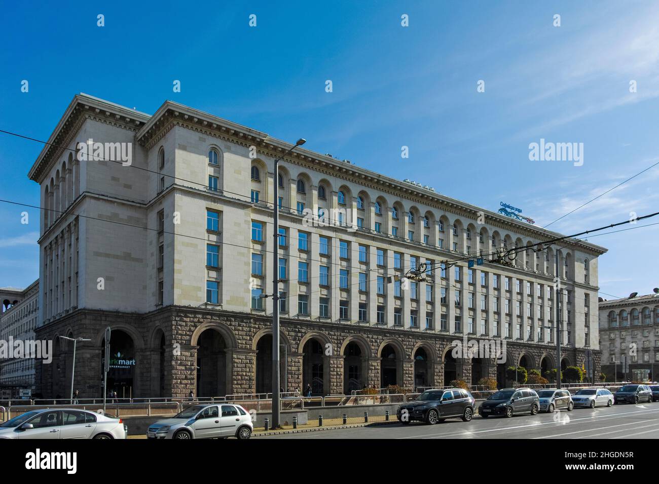 SOFIA, BULGARIA - 11 NOVEMBRE 2021: Panorama di Piazza Nezavisimost (Indipendenza) nella città di Sofia, Bulgaria Foto Stock