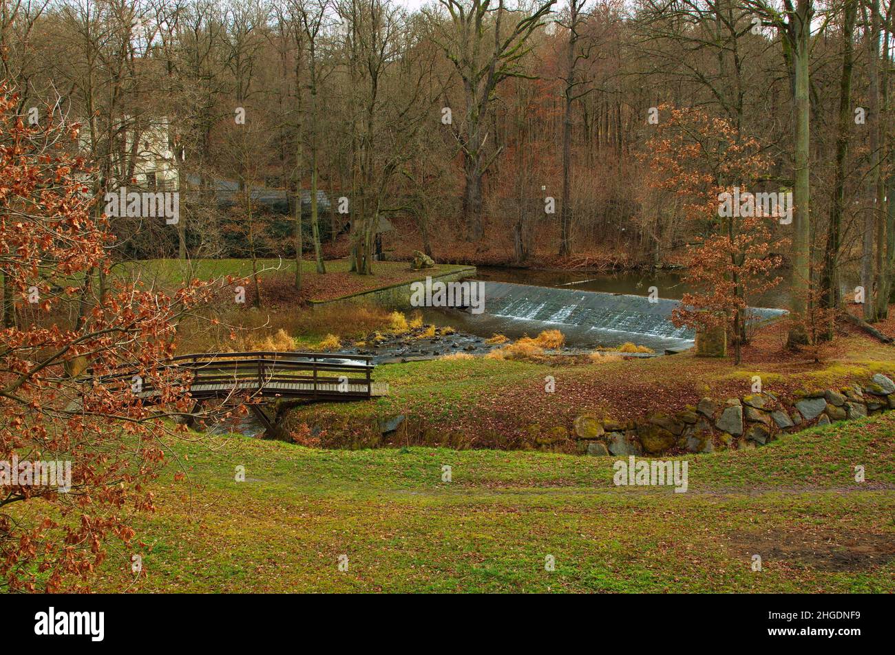 Autunno al fiume Blanice nel parco del castello di Vlsim, Repubblica Ceca, Europa Foto Stock