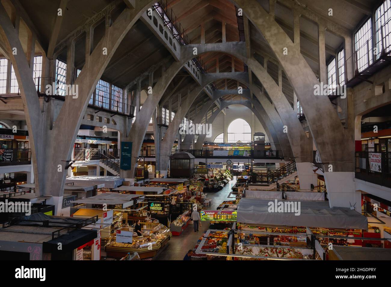 All'interno di Hala Targowa (mercato interno), costruito nel 1908, Wrocław, bassa Slesia, Polonia, Agosto 2021 Foto Stock