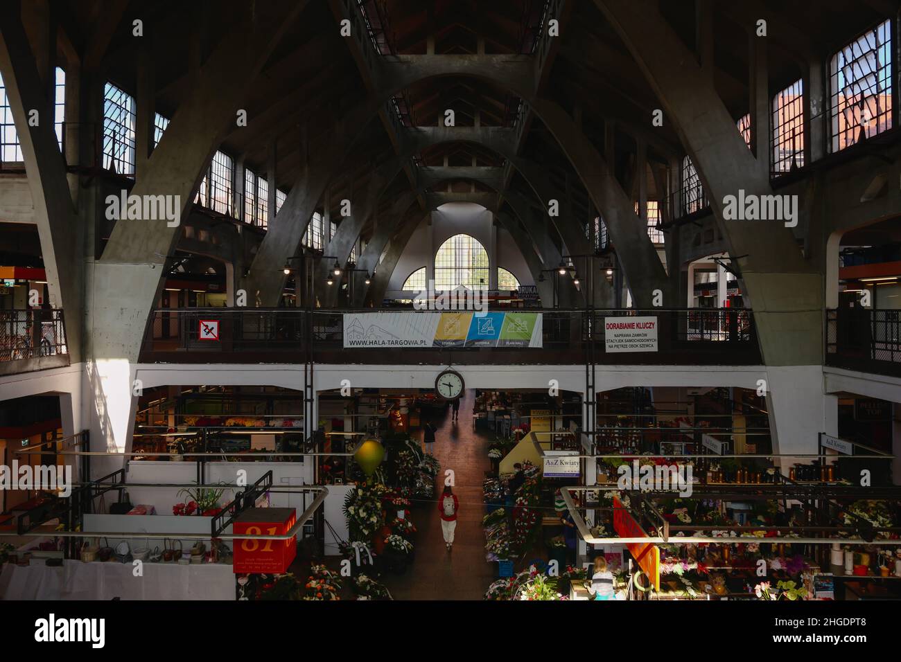 All'interno di Hala Targowa (mercato interno), costruito nel 1908, Wrocław, bassa Slesia, Polonia, Agosto 2021 Foto Stock