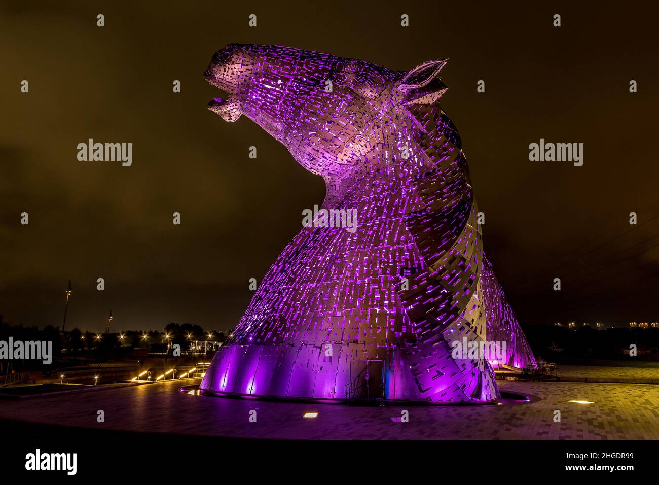 I Kelpies sono sculture a testa di cavallo alte 30 metri raffiguranti kelpies, situate tra Falkirk e Grangemouth, in piedi accanto ad una nuova estensione a t. Foto Stock