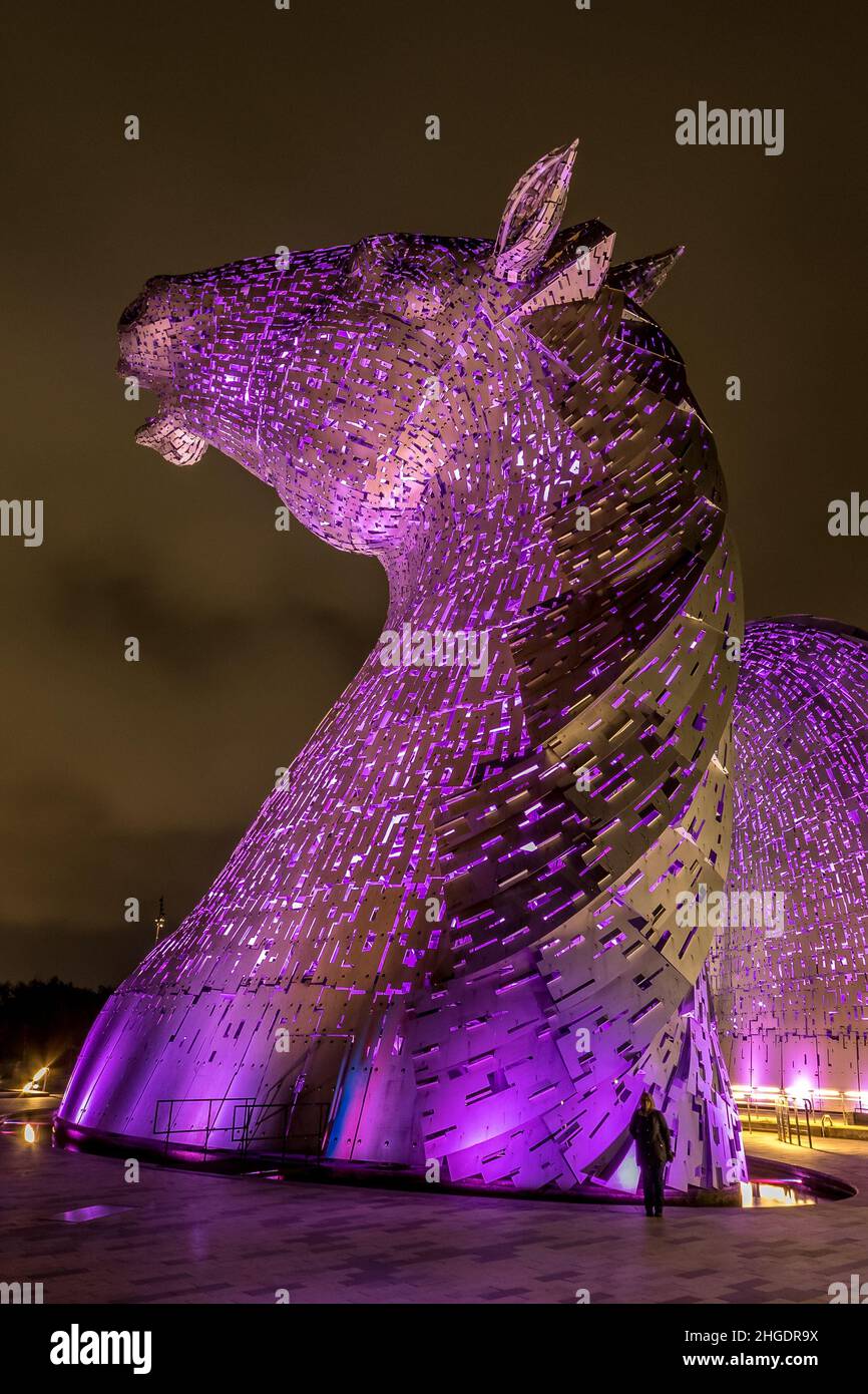 I Kelpies sono sculture a testa di cavallo alte 30 metri raffiguranti kelpies, situate tra Falkirk e Grangemouth, in piedi accanto ad una nuova estensione a t. Foto Stock
