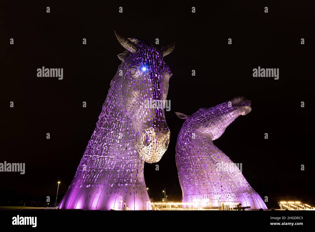 I Kelpies sono sculture a testa di cavallo alte 30 metri raffiguranti kelpies, situate tra Falkirk e Grangemouth, in piedi accanto ad una nuova estensione a t. Foto Stock