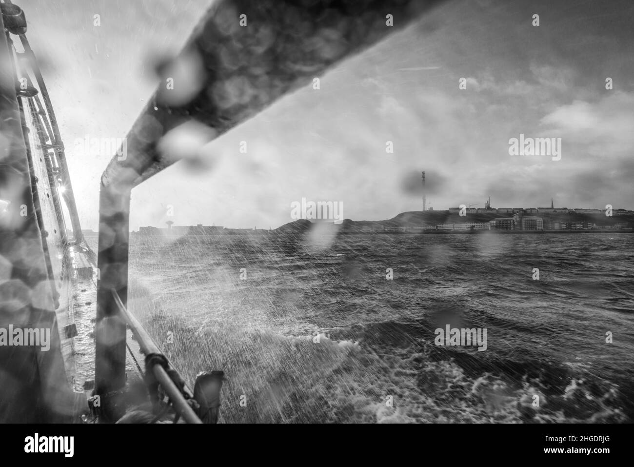 Il piccolo traghetto che va in tempesta dalla Dune alla principale isola Heligoland, distretto Pinneberg, Schleswig-Holstein, Germania settentrionale Foto Stock