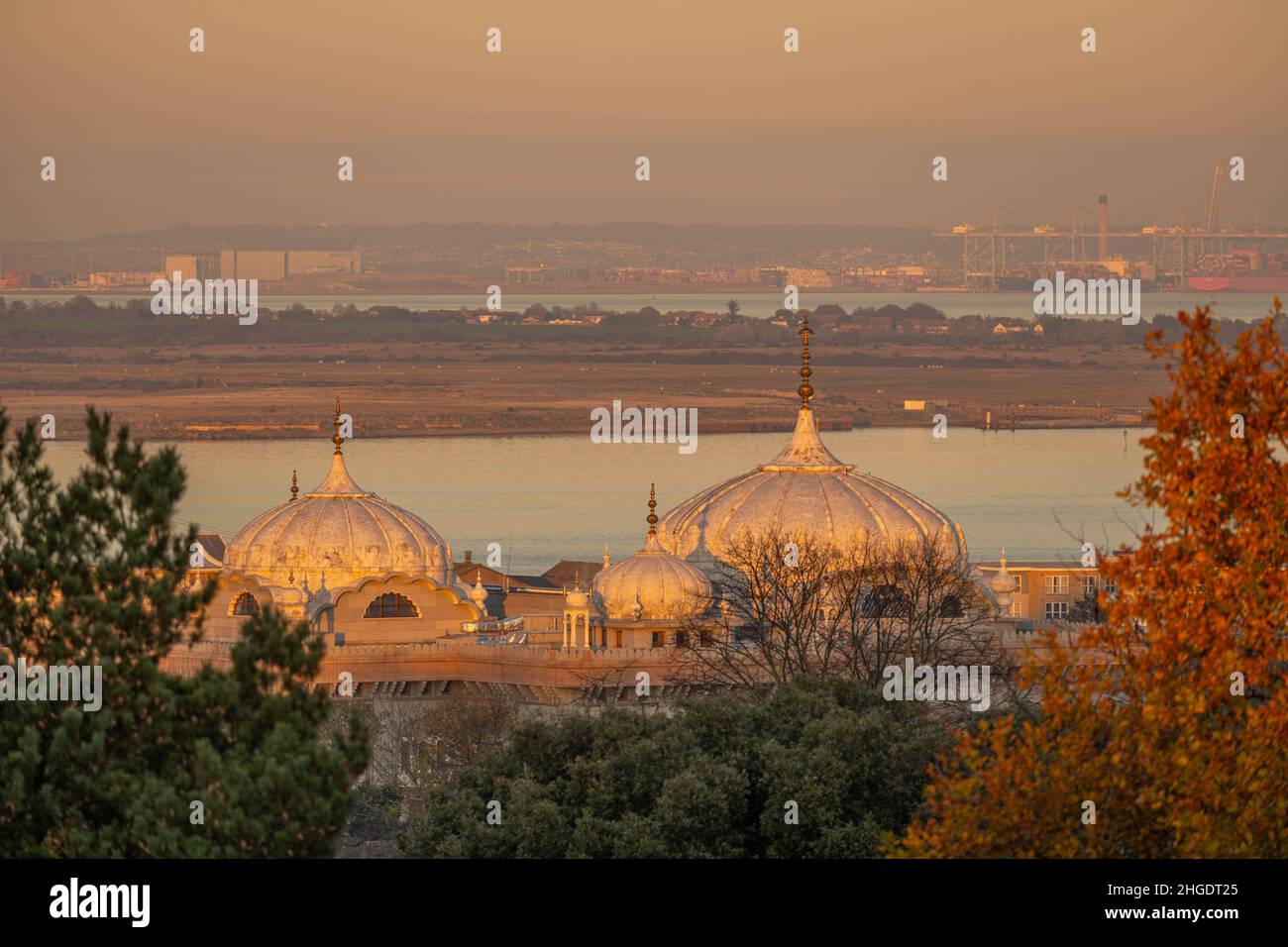 Guardando verso London Gateway Port a Coryton. Con le cupole del Gravesend Gurdwara in primo piano. Da Windmill Hill a Sunset. Foto Stock