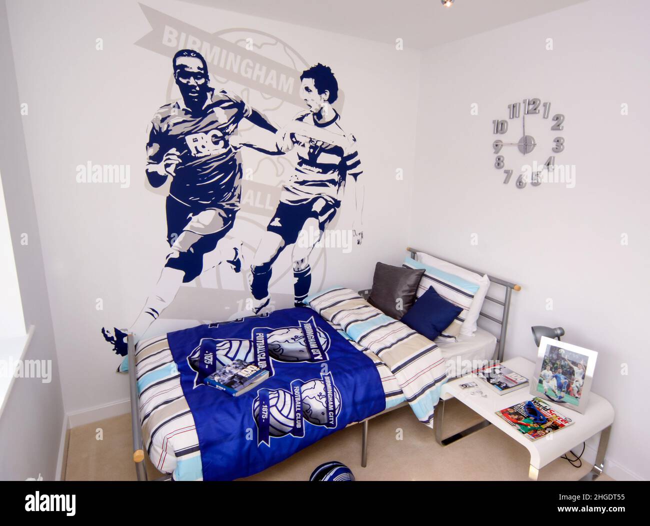Ragazzi camera da letto bambini con murale a tema Birmingham City FC  football club, pittura di calcio a parete, copriletto di calcio Foto stock  - Alamy