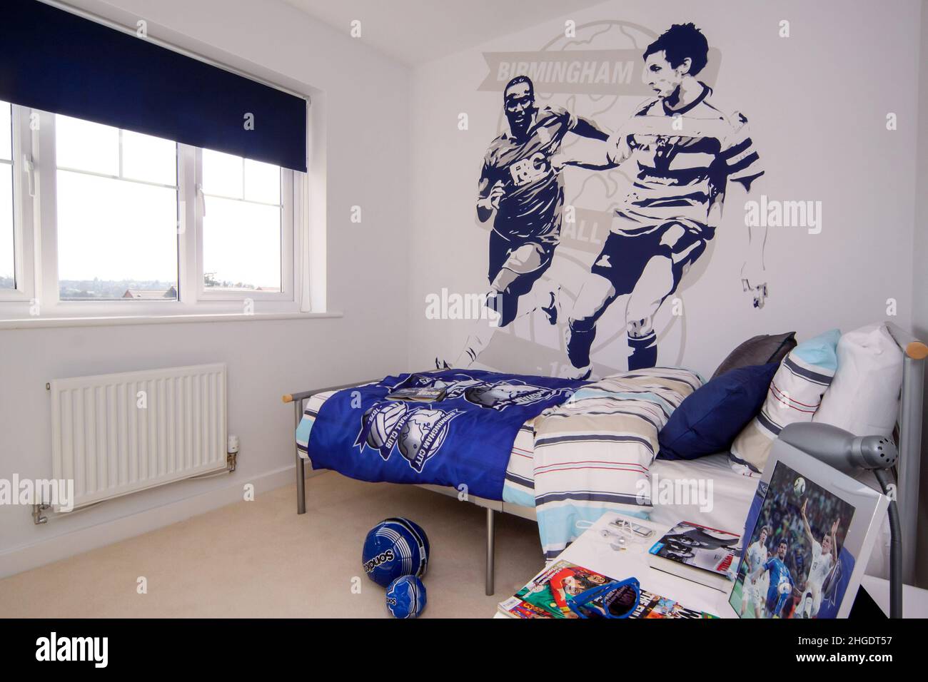 Ragazzi camera da letto bambini con murale a tema Birmingham City FC  football club, pittura di calcio a parete, copriletto di calcio Foto stock  - Alamy