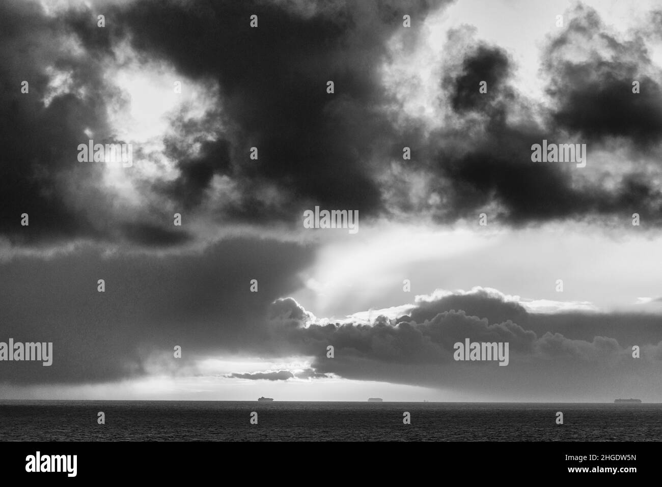 Navi portacontainer in rotta sul Mare del Nord, viste dall'isola Heligoland, distretto Pinneberg, Schleswig-Holstein, Germania settentrionale, Europa centrale Foto Stock