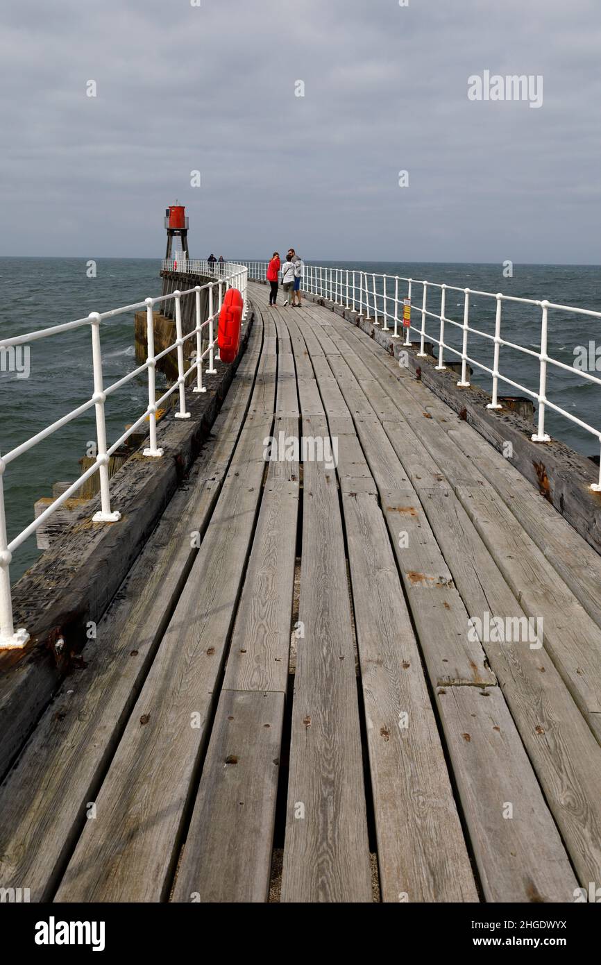 passerella in legno Whitby North Yorkshire Inghilterra UK Foto Stock