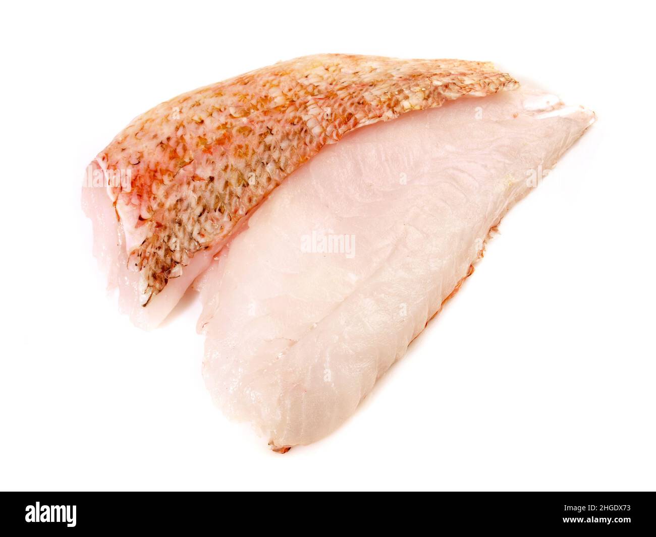 Filetto di pesce con testa di drago rosso isolato su sfondo bianco Foto Stock