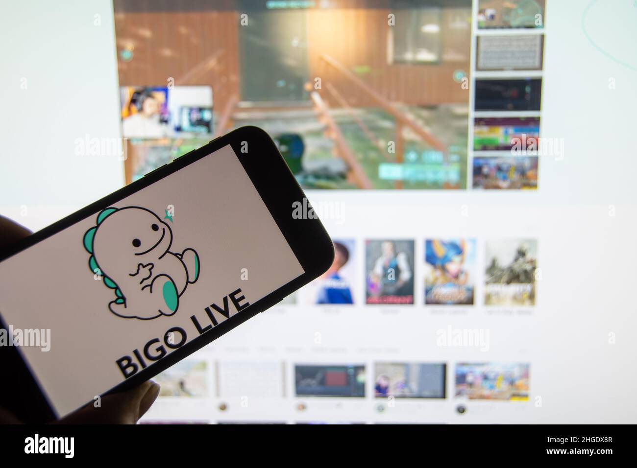Rheinbach, Germania 18 gennaio 2022, il logo del marchio della piattaforma live stream 'Bigo TV' sul display di uno smartphone di fronte al sito web Foto Stock