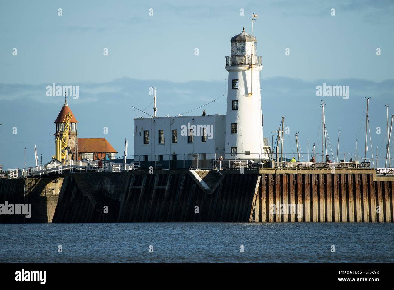 Il faro all'ingresso di Scarborough è un punto di riferimento sulla costa dello Yorkshire. Avvertimento ai marinai è stato istituito nel 1806 Foto Stock
