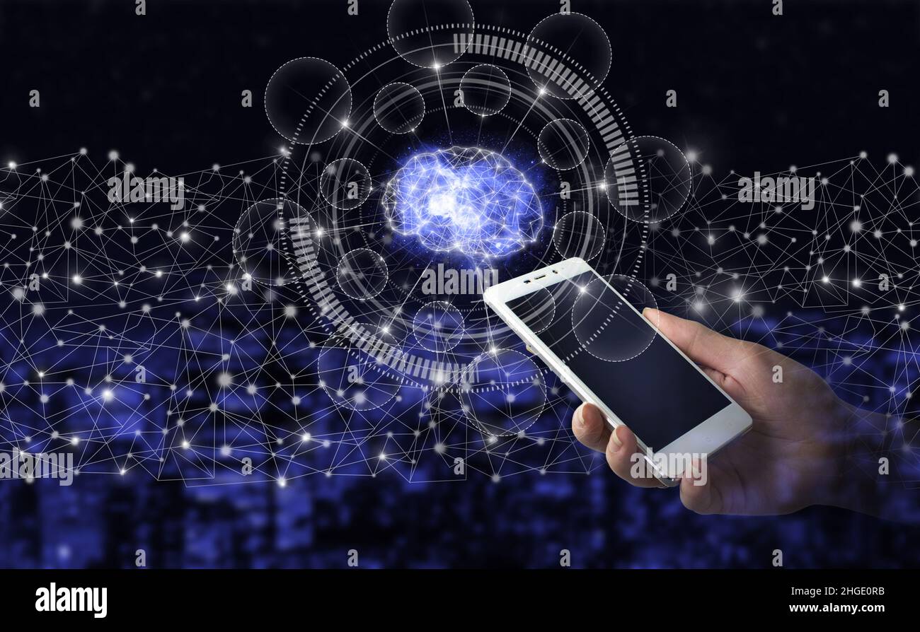 Database globale e intelligenza artificiale. Smartphone bianco con ologramma digitale segno cerebrale sulla città sfondo scuro sfocato. Il moderno c Foto Stock