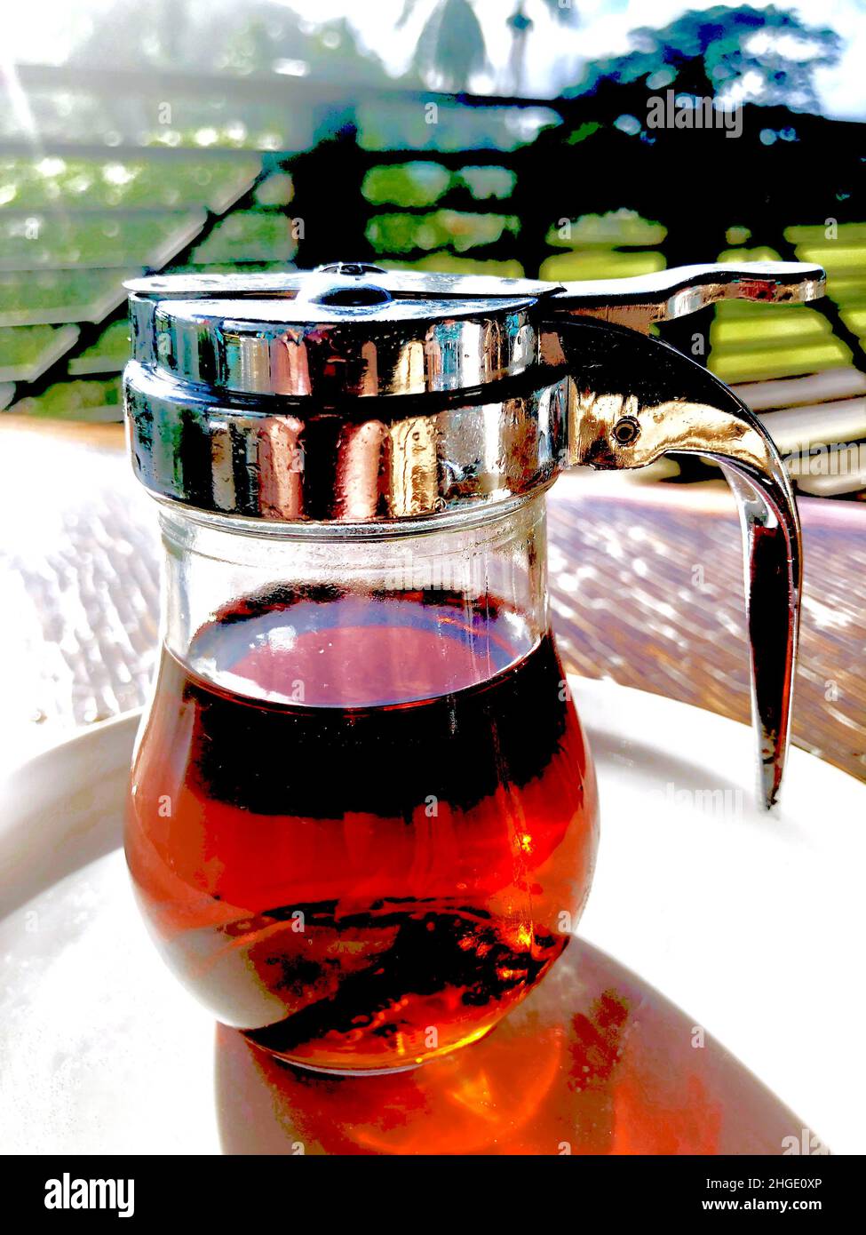 Sciroppo d'acero in caraffa, al sole Foto Stock